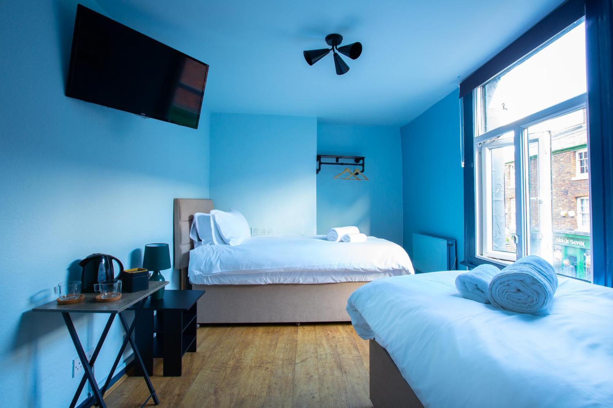 The Crown & Anchor Hotel Манчестър Екстериор снимка