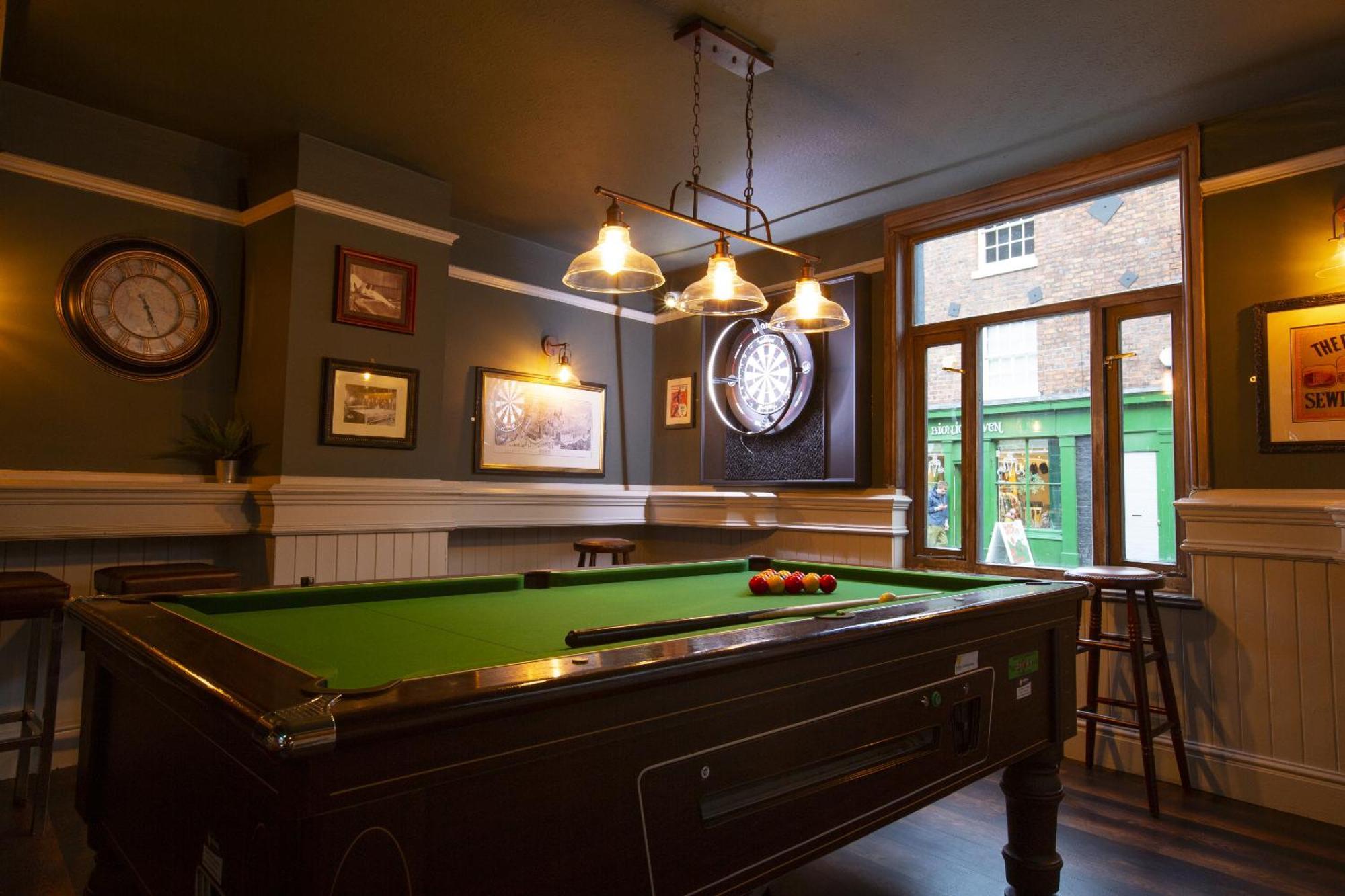 The Crown & Anchor Hotel Манчестър Екстериор снимка