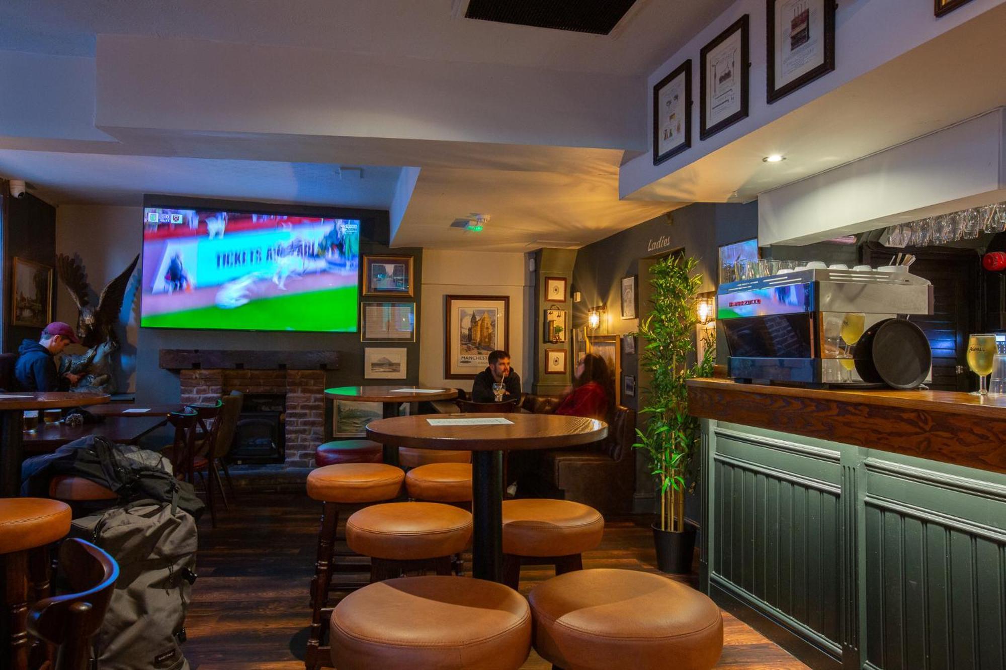 The Crown & Anchor Hotel Манчестър Екстериор снимка