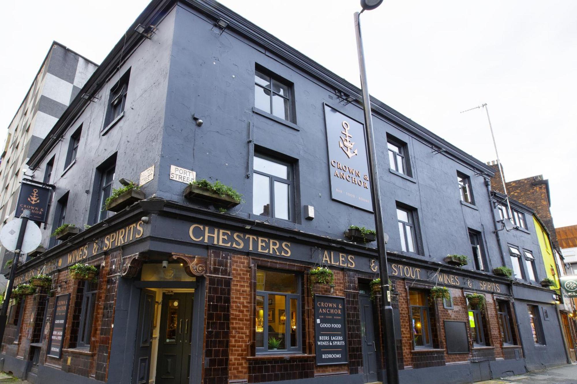 The Crown & Anchor Hotel Манчестър Екстериор снимка